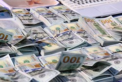 ریزش شبانه دلار در بازار ایران ؛ دلار ۱۰۰۰ تومان ارزان شد | جدیدترین قیمت دلار پس از توافق ایران و آمریکا