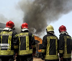 ۹ گروه اطفا در حال مهار آتش در واحد ۷۰ پالایشگاه آبادان