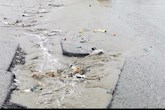 معلمی که با دست آویزان به بیمارستان رسید..