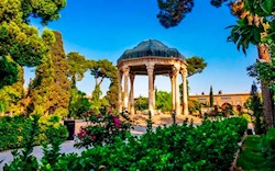 میراث حافظ نه تنها در غزل، که در شیوه زیستن ایرانیان جاری است